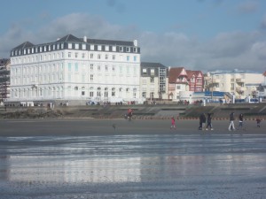 Vue sur la digue de Wimereux et sur le grand hotel à partir de la plage