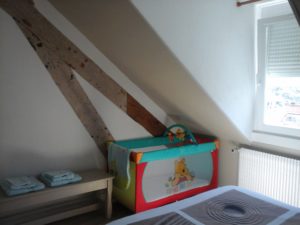 Chambre parentale avec grand lit et armoire